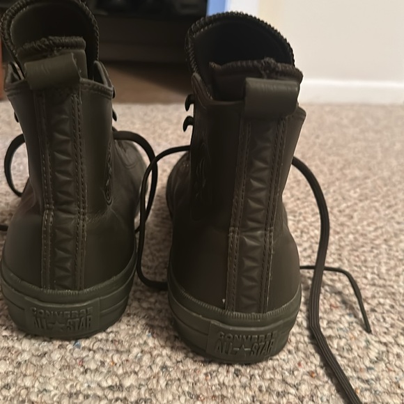 These Sneakers are forest green and size 9 in women’s and size 7 in men’s. - Picture 3 of 3